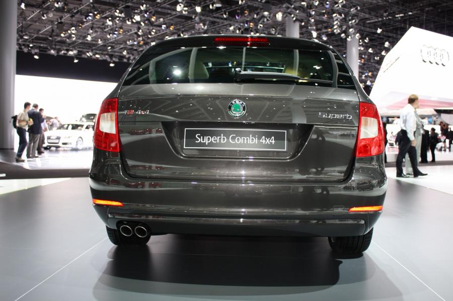  Skoda Superb Combi 2010 года  (фото 7 из 19)
